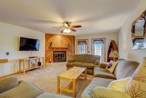 Lake Delton Casa | Brown Family Condo for Families Golf Trips and Girls Getaways