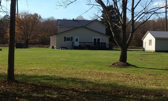 Austinburg Casa | Brown Tin Roof Farmhouse, Ginebra, Chapitel, Austinburg, Jefferson