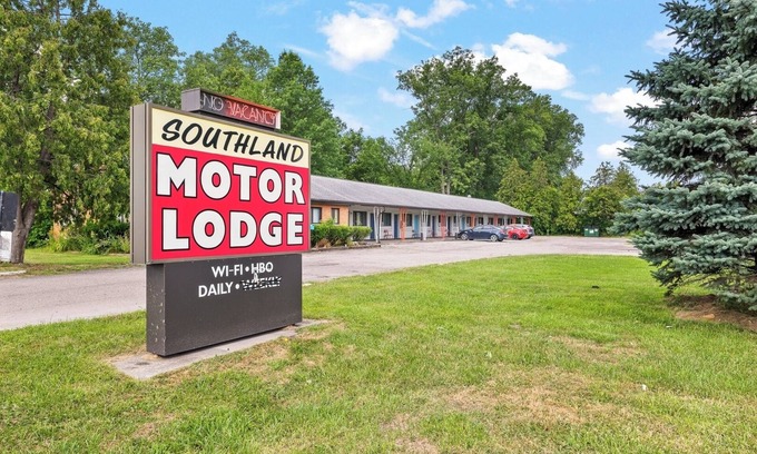 Riverview Apartamento | Brownstown MI 1BR Apt w/ Sofa Bed and Bathtub