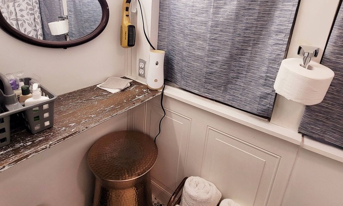West Monroe Casa | Bruiser Cozy Riverfront School Bus Pet Friendly