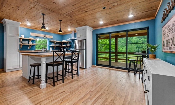Little Flock Casa | Brush Creek Cottage On 112 Acres of Land Sleeps 6