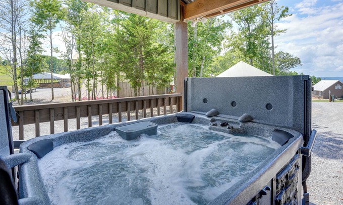 Bryant Apartamento | Bryant Retreat: Private Hot Tub, Pool Access!