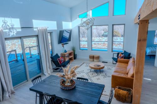 Hatch Casa | Brycegate Retreat. Stunning Views. Modern Comforts.