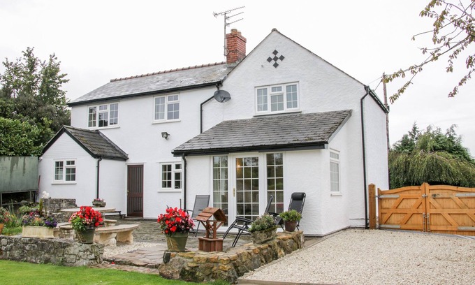Longford Cabaña | BRYN CELYN, pet friendly, character holiday cottage in Trefonen