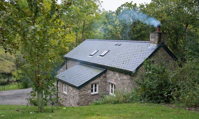 Tal-y-Cafn Cabaña | Desde £ 29 pppn, 2 camas, casa de vacaciones para 4 personas con fuego de leña en Bodnant Estate en la C