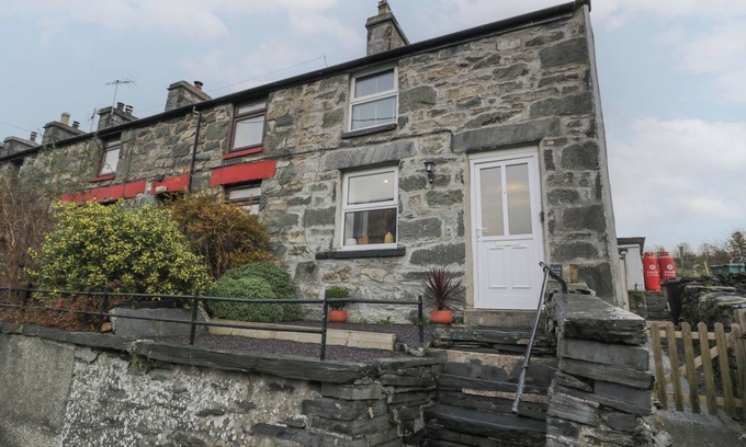 Penmachno Cabaña | BRYN TAWEL, pet friendly, with a garden in Penmachno