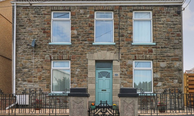 Burry Port Casa | BRYNAWEL, pet friendly, character holiday cottage in Burry Port