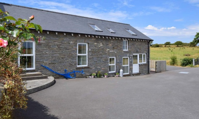 Aberystwyth Casa | Recién reconvertido, pero conserva su carácter con vigas y paredes de piedra, esta decoración de buen gusto