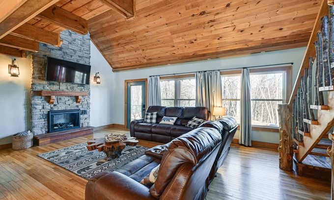 Bryson City Cabina | Bryson City Cabin: Deck & Mountain-View Hot Tub