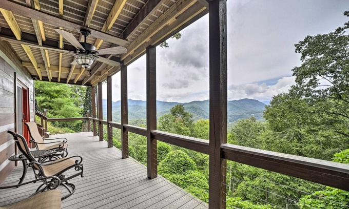 Bryson City Casa | Bryson City Cabin with Hot Tub about 10 Mi to Dtwn!
