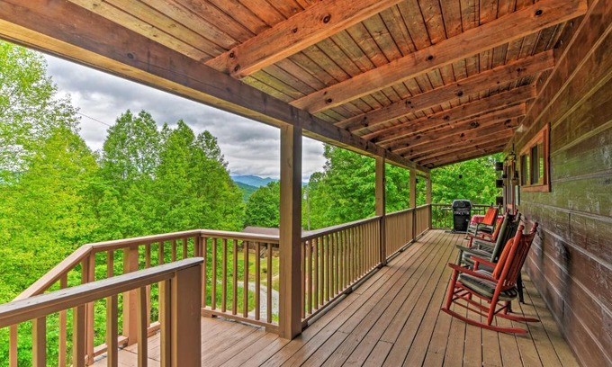 Bryson City Casa | Bryson City Cabin with Hot Tub, Views and Pool Table!