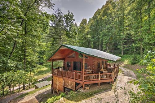 Bryson City Apartamento | Bryson City Cabin with Wraparound Deck and Hot Tub