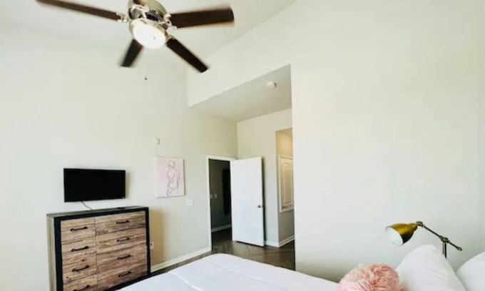 Pearland Apartamento | Bubble Yum ~ Girl’s Getaway! Shopping!🛍 Dining!Resort Pool! 🏊‍♀️