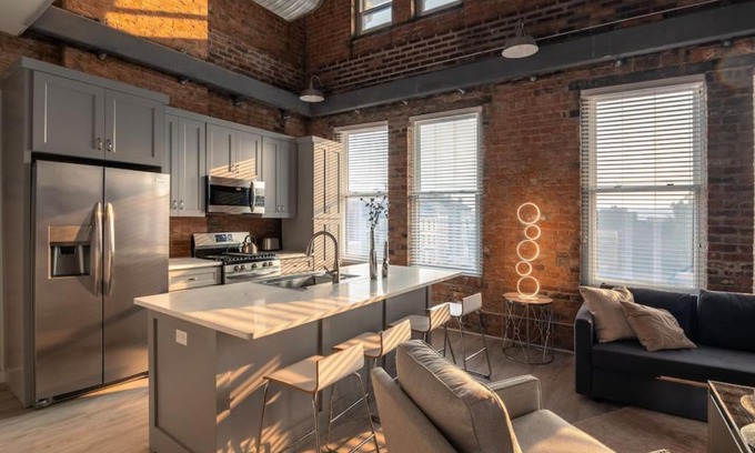 Over-the-Rhine Apartamento | BUBBLES FANTASY SUITE Explore OTR and Rhinegeist