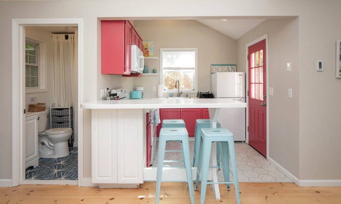 Middletown Casa | Bubbly Sunlit Newport cottage near fantastic beach area!