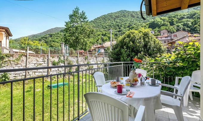 Arcumeggia Apartamento | Bucaneve Apartment, Casalzuigno, Italy