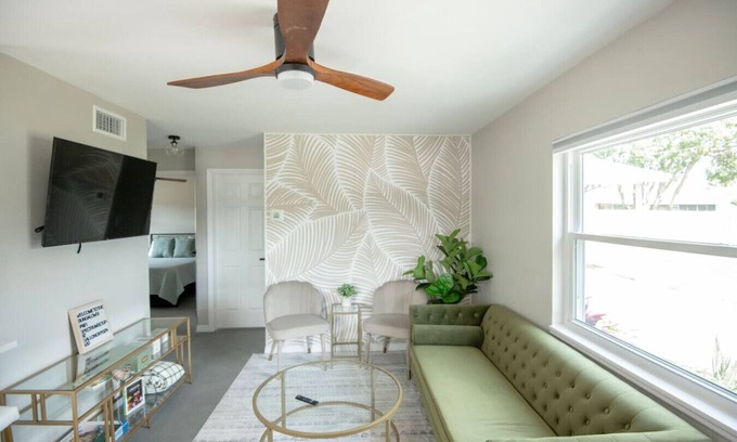 Pine Castle Casa | Buchanon Bungalows Palm Suite