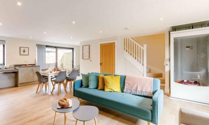 Moreton Valence Cabaña | Buck Cottage, disabled adapted 3 bed hot tub pets