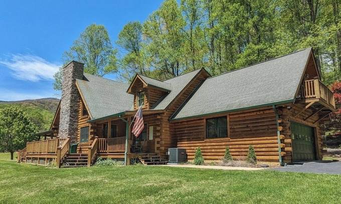Waynesville Casa | Buck Run on Balsam Ridge, Log Home, A place for togetherness, Well Stocked