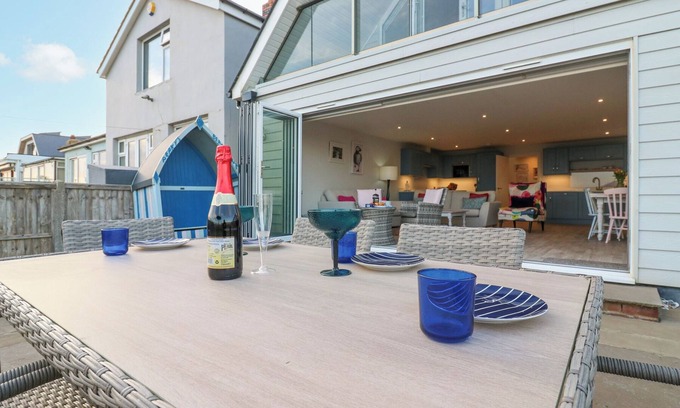 Pevensey Cabaña | BUCKET AND SPADES- RIGHT ON THE BEACH, pet friendly in Pevensey Bay