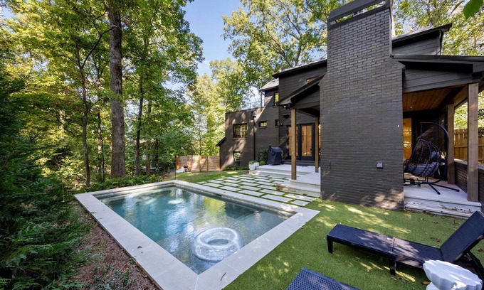 North Buckhead Casa | Buckhead Black House Spacious 5 Bedroom Mansion with Heated Pool - Lenox Atlanta