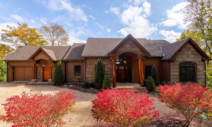 Sugar Mountain Cabina | Buckhorn Lodge - Spacious Luxury Home Near Sugar Mountain Resort, Pool Table, Hot Tub, Views