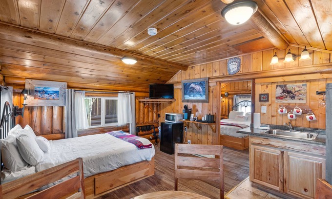 West Yellowstone Cabina | Bucking Moose Bear Cabin (#13)