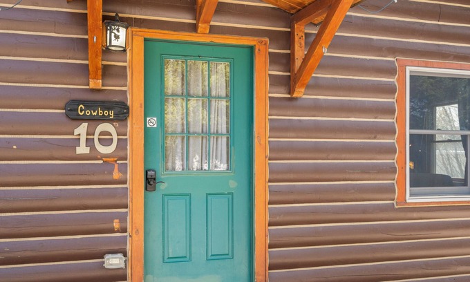 West Yellowstone Cabina | Bucking Moose Cowboy Cabin (#10)