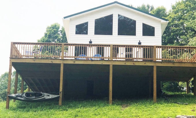 Keslers Cross Lanes Casa | Buckingham cabin #1@the lake minutes from New River Gorge National Park/ hot tub