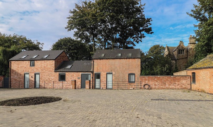 Whissendine Cabaña | BUCKINGHAM HOUSE, pet friendly, with hot tub in Whissendine