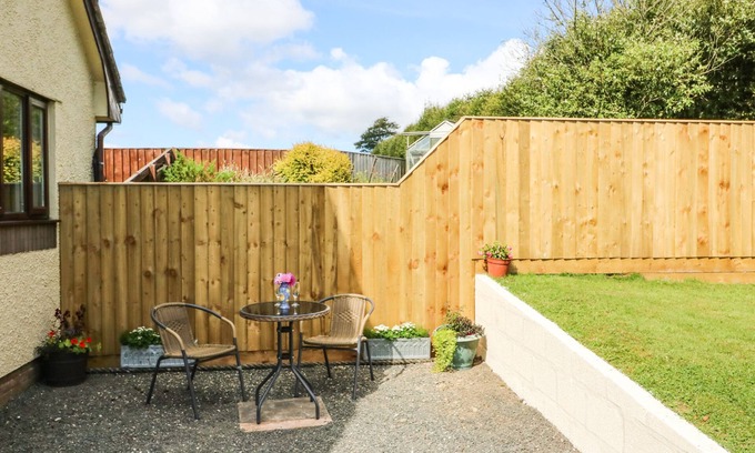 Watchet Cabaña | BUCKLAND FARM STUDIO, pet friendly, with a garden in Watchet