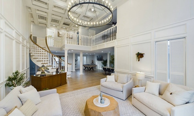 Northside Casa | Buckle & Boots BNB - 20 minutes to downtown + pool