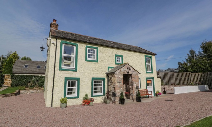 Clarencefield Casa | BUCKLED BARN, family friendly, character holiday cottage in Annan