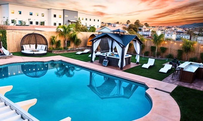 North Las Vegas Apartamento | Big Compound | Pool + Hot Tub| Game Room|Sleeps 16
