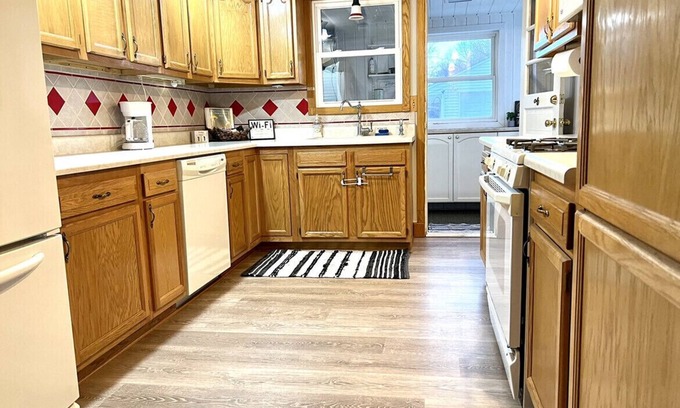 Lincoln Casa | Buddy & Babes BNB with a BRAND NEW HOT TUB 2024