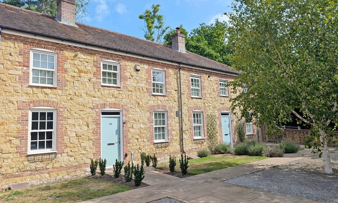 Easebourne Cabaña | Budgenor Lodge - Midhurst - a family house that sleeps 4 guests in 2 bedrooms