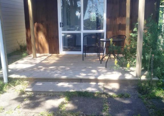 Waihi Beach Apartamento | BUDGET CABIN ACCOMMODATION - bed shower toilet
