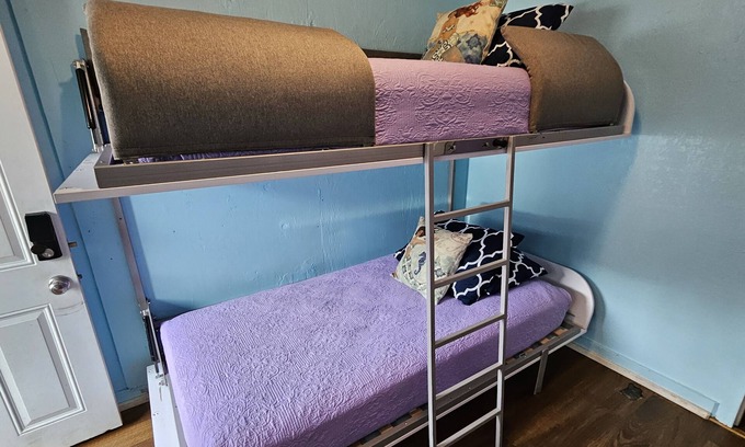 Wailuku Apartamento | Budget Downtown Studio-A with European Bunk Beds, AC, WIFI & 4 free Streamers!