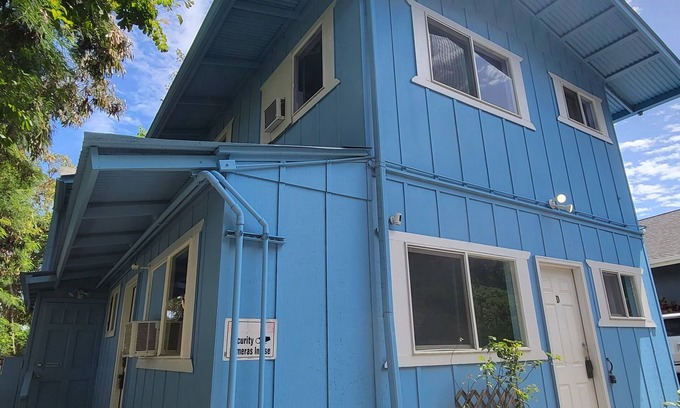 Wailuku Apartamento | Budget Downtown Studio-D w/Queen Bed, Twin Love Seat AC, WIFI & 4 free Streamers