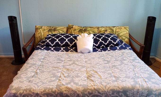 Wailuku Apartamento | Budget Downtown Studio-E w/Queen Bed, Micro-Kitchen AC, WIFI & 4 free Streamers