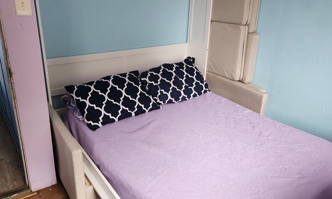 Wailuku Apartamento | Budget Downtown Studio-F Queen/Twin Bunk Beds, AC, WIFI & 4 free Streamers!