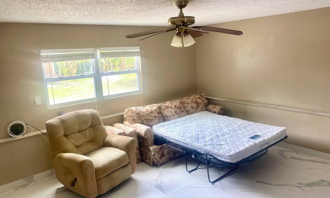 St. Petersburg - Clearwater Casa | Budget-Friendly Couch Space in lovely St. Petersburg with AC, WiFi