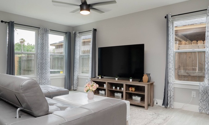 Houston Casa | Budget Friendly, Near Downtown- New Build Home