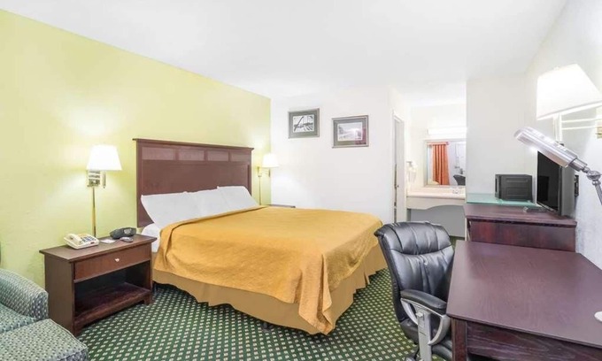 Lookout Valley Neighborhood Association Complejo | Budget-Friendly Stay at Knights Inn Chattanooga! Onsite Pool, Free Parking!