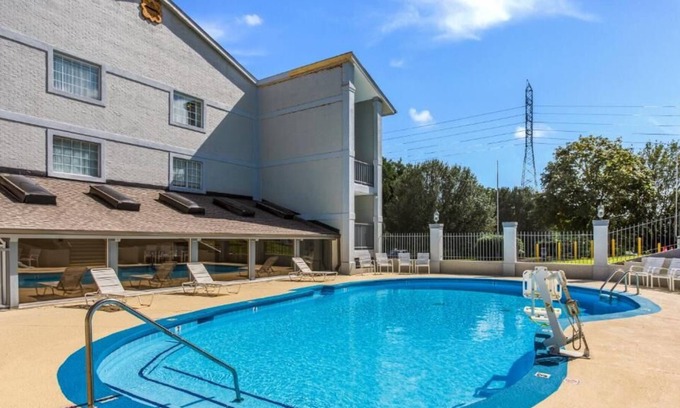 Merry Oaks Casa | Budget-Friendly Stay in Nashville! 4 Great Units, Free Parking, Outdoor Pool