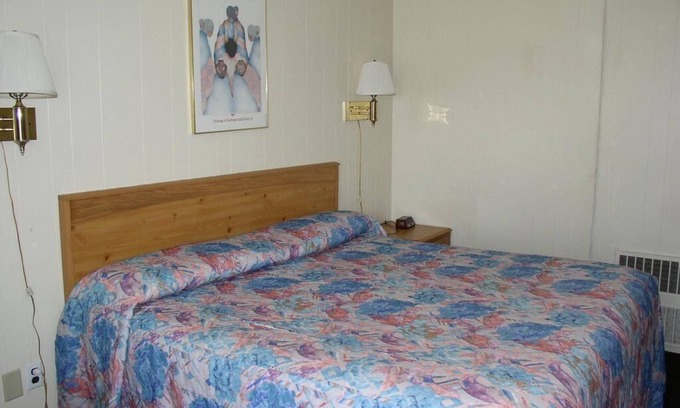 Fairmont Hotel | Budget Inn / 1 King Bed-Non Smoking