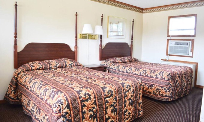 Fairmont Hotel | Budget Inn / 2 Queen Bed-Smoking