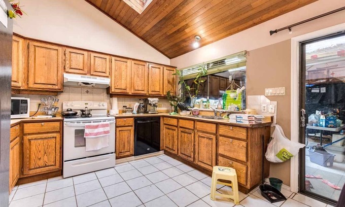 Surrey Casa | BUDGET ROOM- New Year Deal - Hurry Last 2 Rooms Left