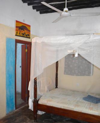 Lamu Cama Y Desayuno | Budget self-contained room on the GROUND FLOOR at JamboHouse Lamu
