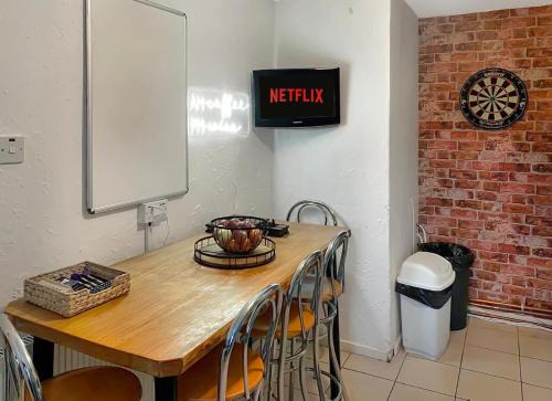 Wolverhampton Casa | Budget stay - 5 Rooms - Private parking